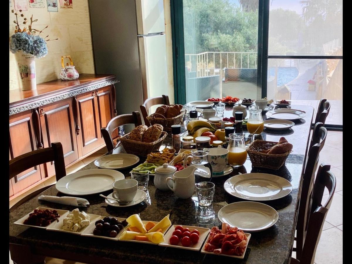 Ellie Boo Bed & Breakfast Виктория Экстерьер фото