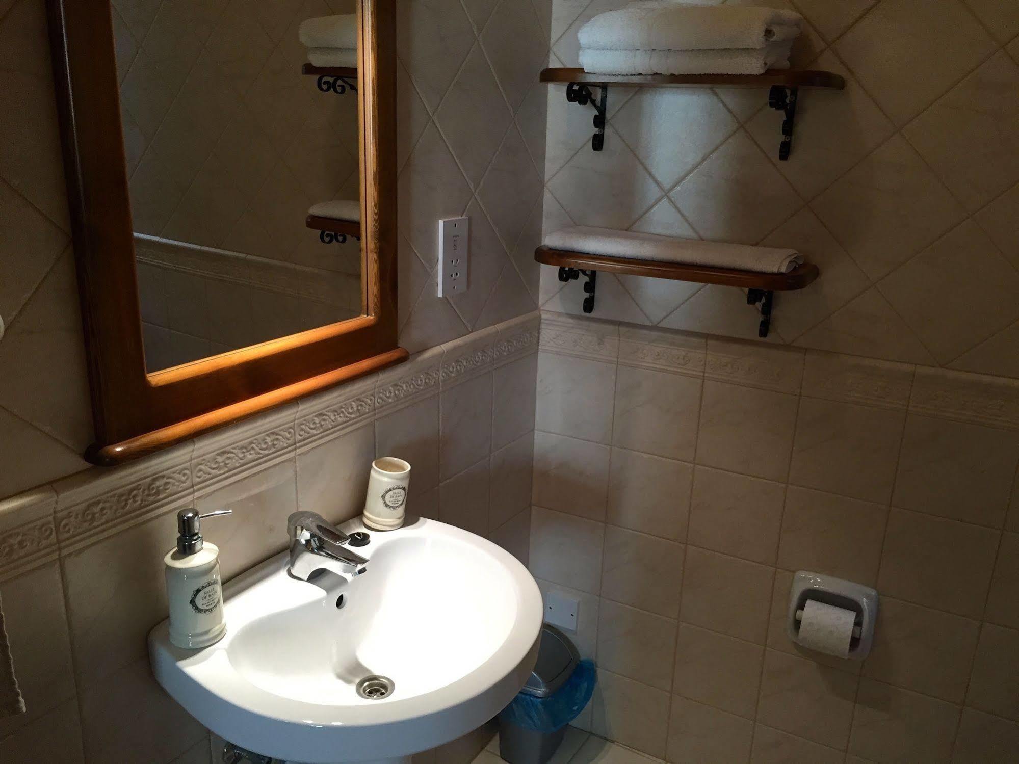 Ellie Boo Bed & Breakfast Виктория Экстерьер фото